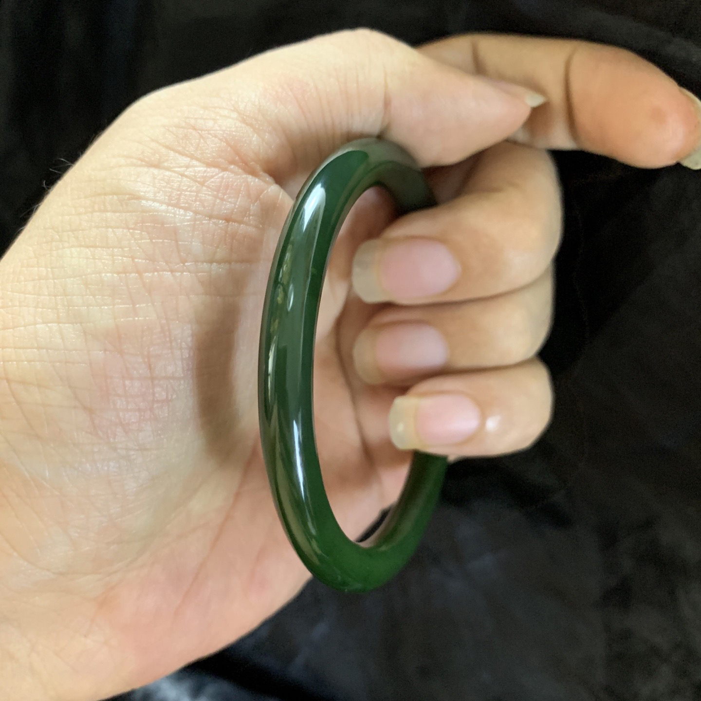 和田玉碧玉56圈口菠菜绿手镯，精品碧玉美人条，镯型古朴典雅。在诗情画意的雨巷相遇，你是我腕间的一抹风情，有你眸有深情.清风荡漾湖间静水，我愿俯身低眉，在烟波涟漪处寻