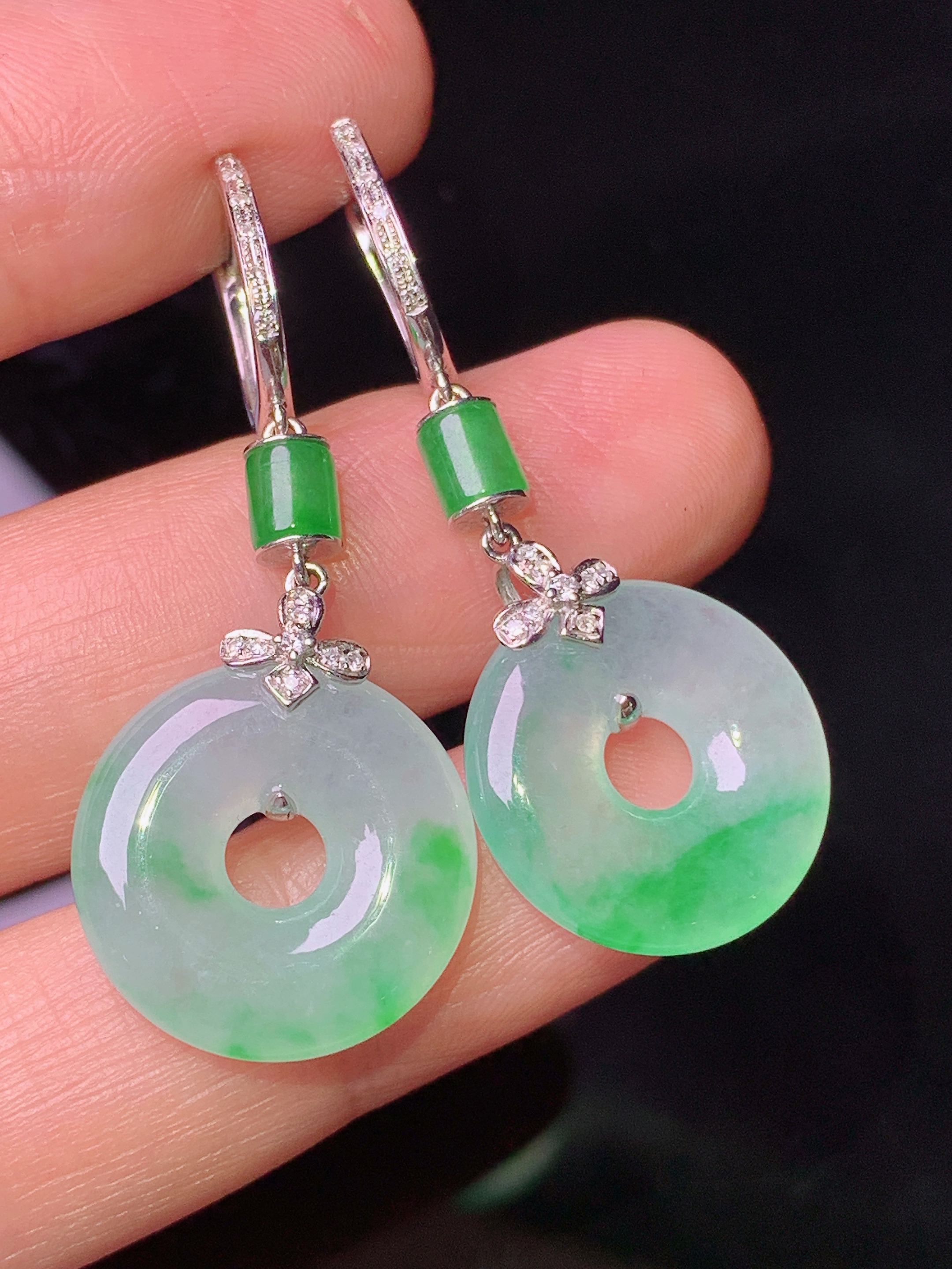 18k金钻镶嵌飘绿平安环耳坠 玉质细腻 色泽艳丽清新 水润亮眼 整体尺寸40.2*16.5*4.2 b1