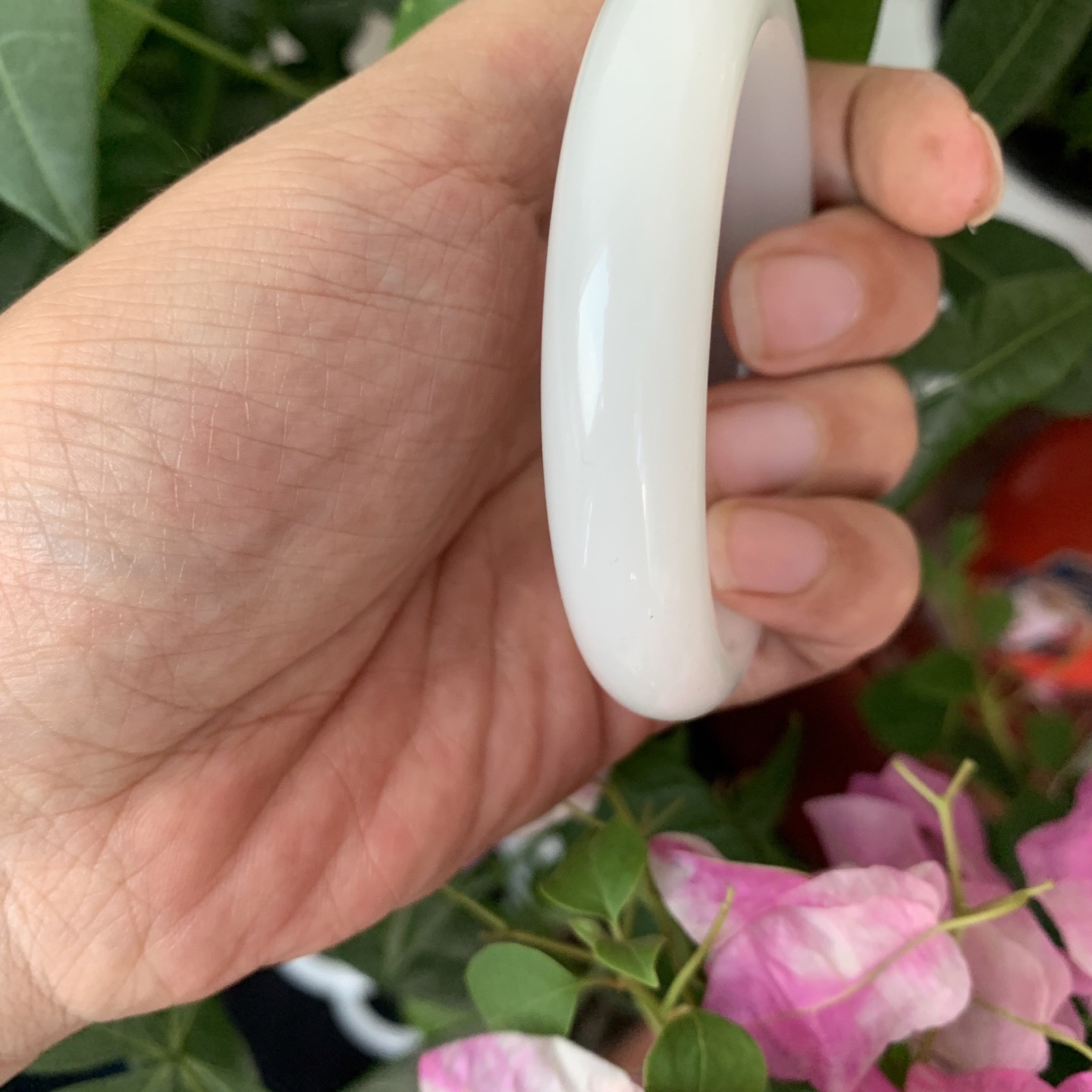 56.5圈口和田玉羊脂白手镯，和田玉56.5圈口手镯，镯型古朴典雅。在诗情画意的雨巷相遇，你是我腕间的一抹风情，有你眸有深情.清风荡漾湖间静水，我愿俯身低眉，在烟波涟漪处寻