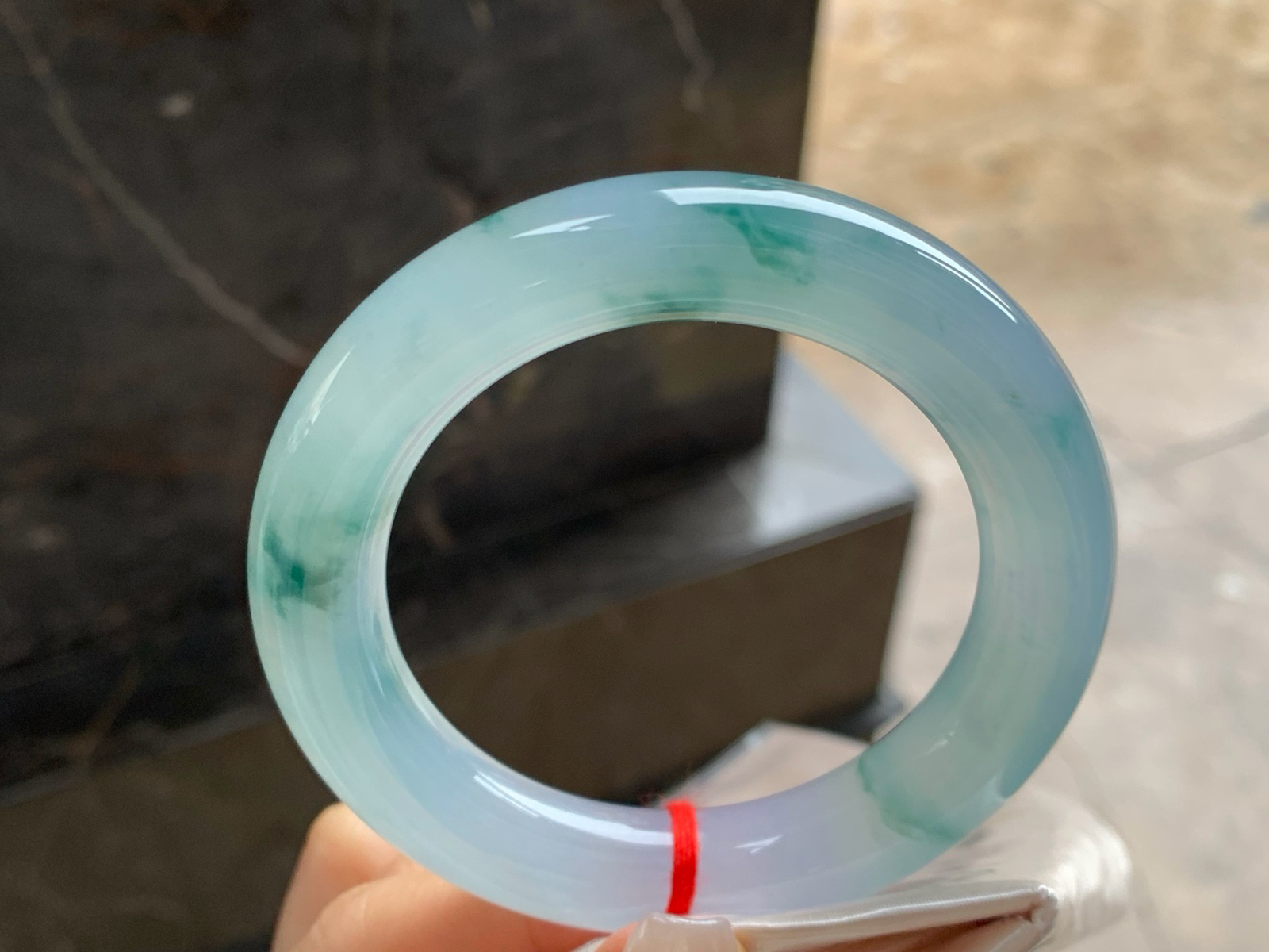 56-12.8
冰种飘花圆条手镯^_^