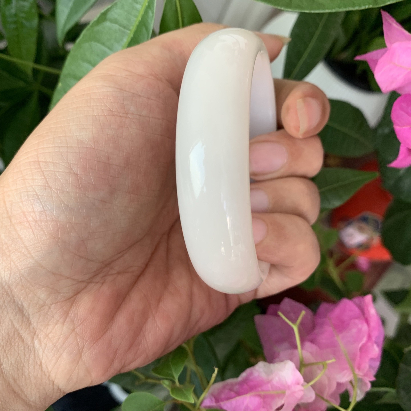 和田玉62圈口羊脂白宽版手镯，镯型古朴典雅。在诗情画意的雨巷相遇，你是我腕间的一抹风情，有你眸有深情
