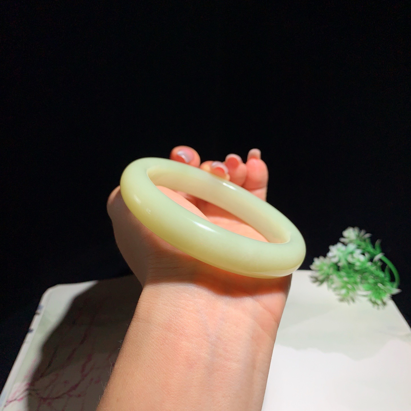 和田玉63圈黄口料手镯！圈口63玉质细腻油润 底色纯净 无裂无杂 脂粉好，品质高。
