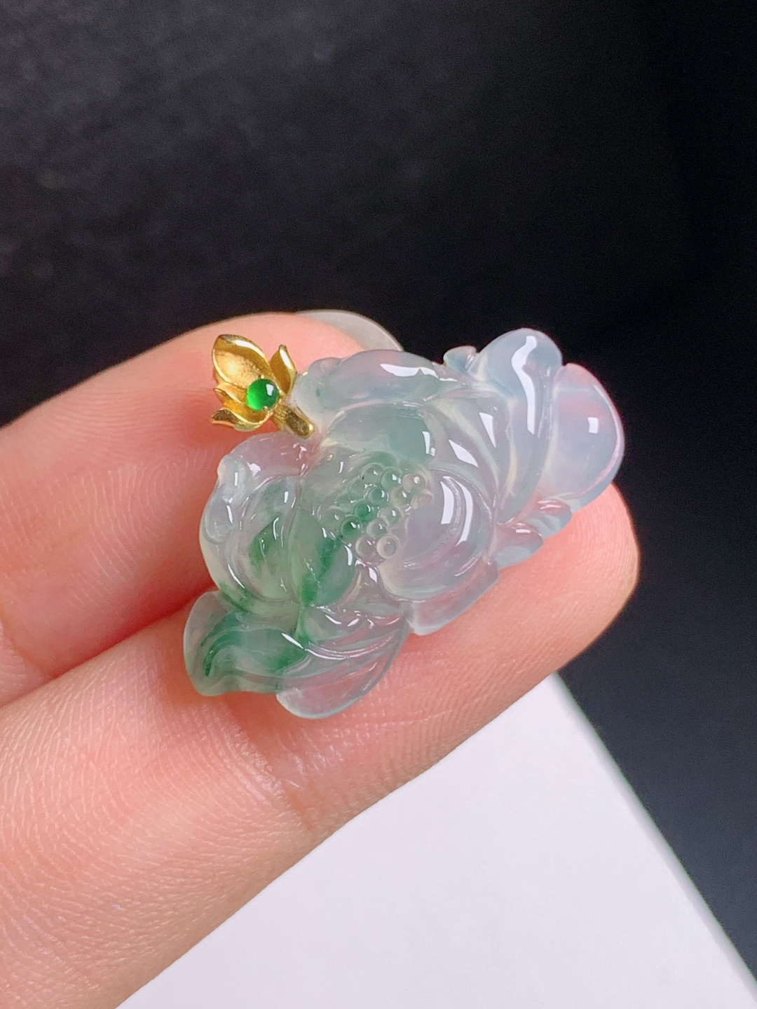 冰种飘绿莲花吊坠，冰润起光，花色灵动，温婉大气，清正雅致