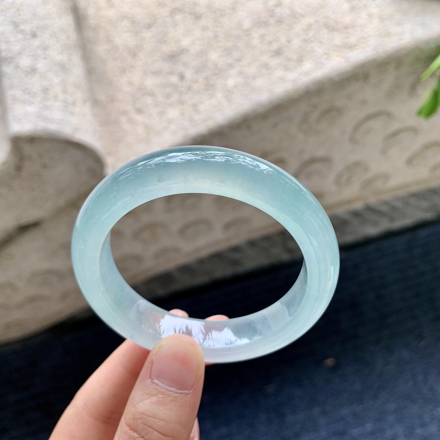 正圈50 51，圈口51.7/12.5/8.4，编码HC090230，冰晴蓝，清透，水润，种老，细腻，无裂。