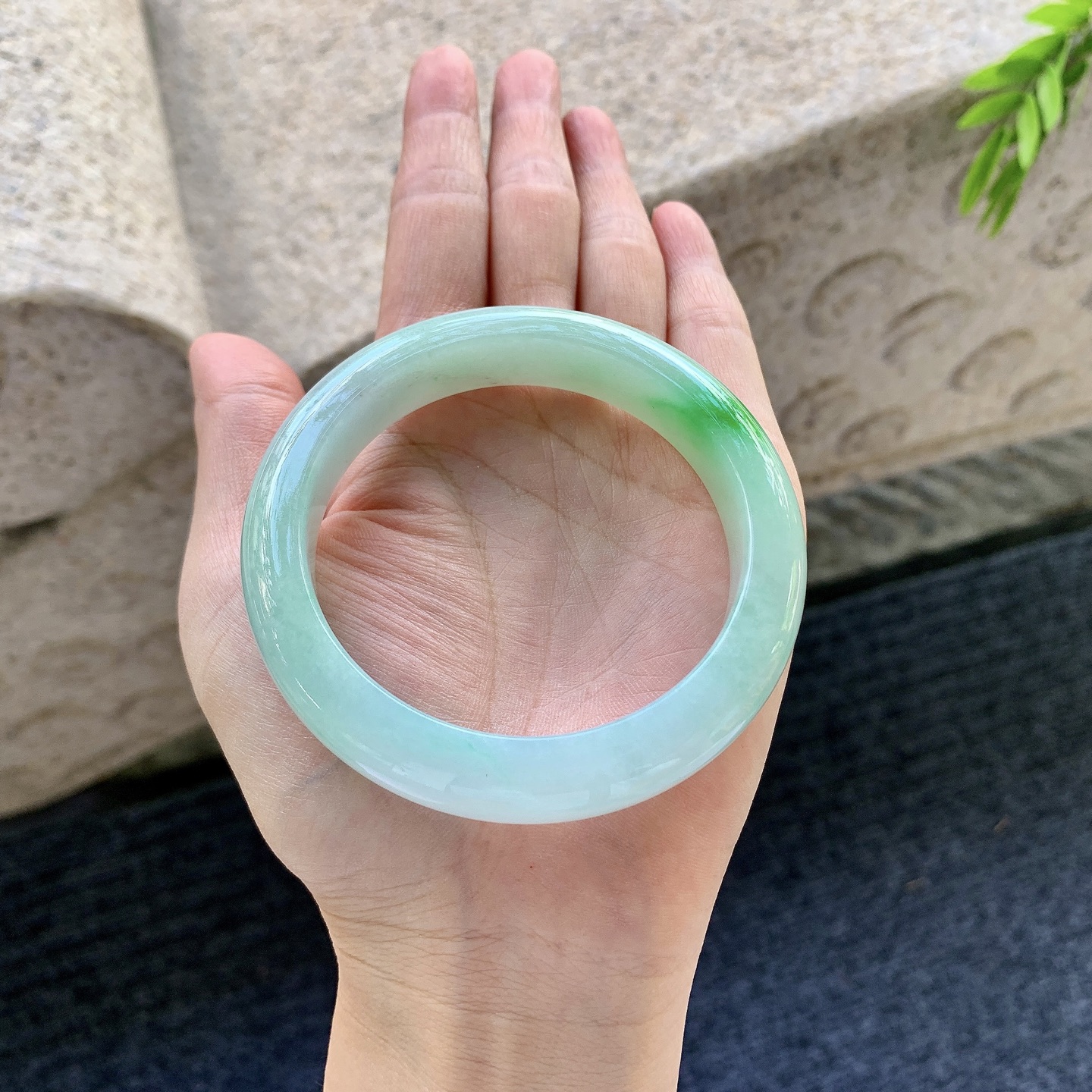 正圈55 56，圈口56.9/12/8.9，编码GL090246，描述细糯飘绿，水润，种老，细腻，无裂。