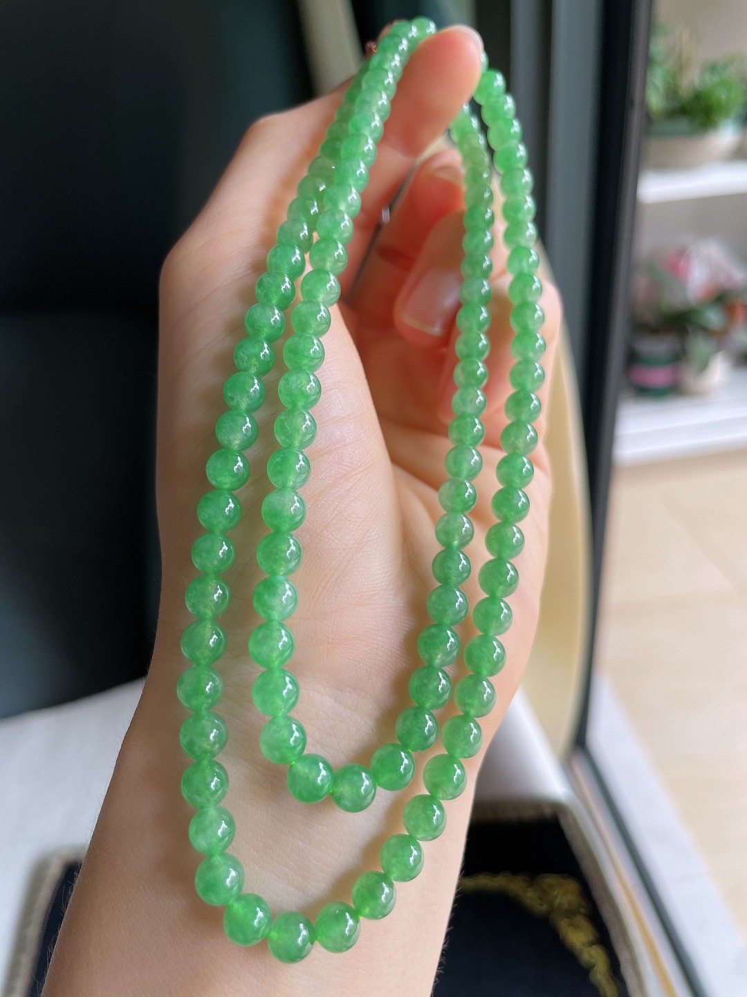 缅甸天然翡翠A货，冰满绿珠链，尺寸：5.5mm108颗。【编4558】