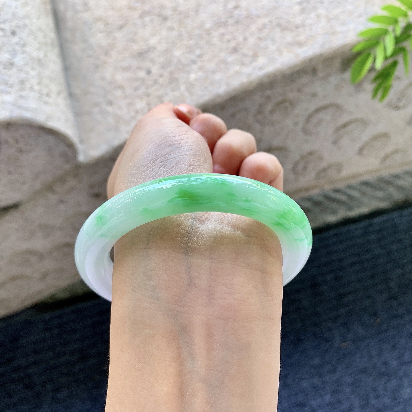 圆条55 56，圈口56/10.4/10.7，编码A3090201，细糯飘阳绿，水润，种老，细腻，无裂。