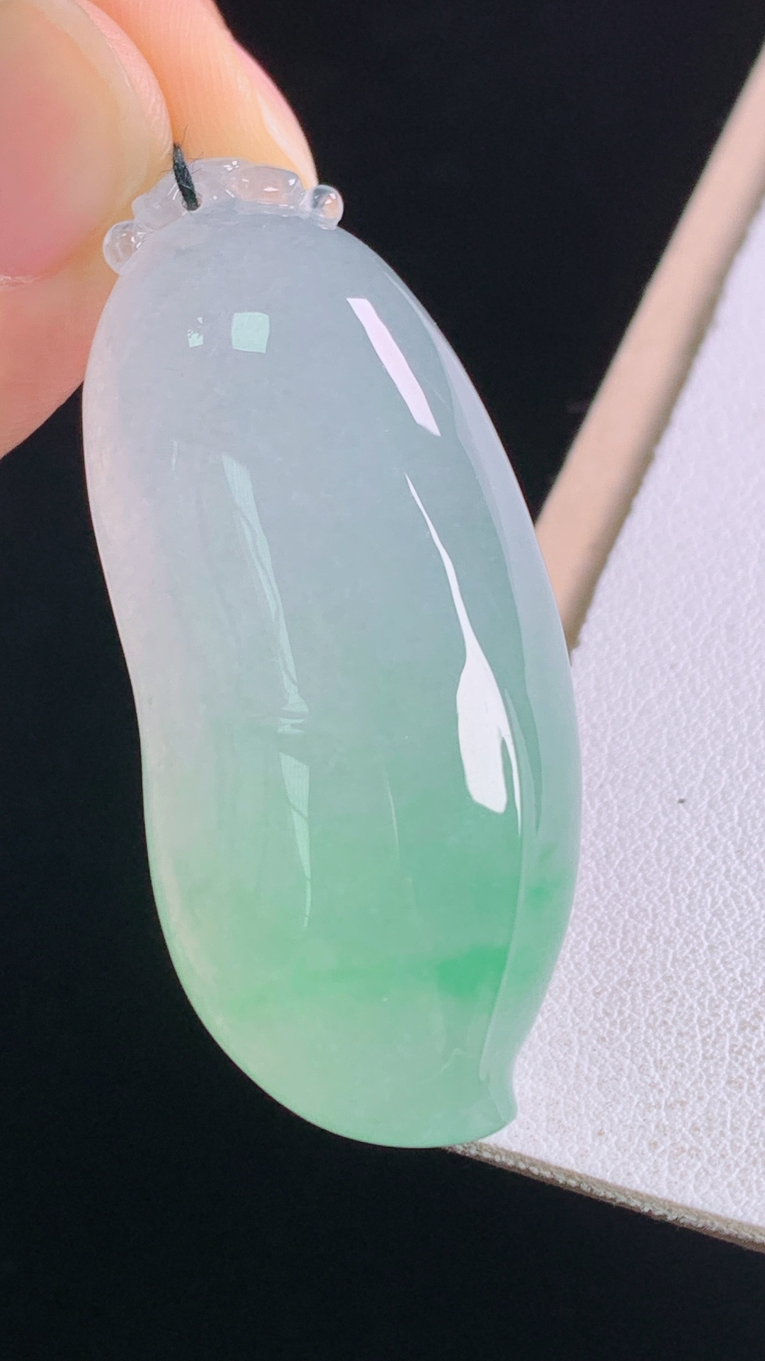 冰飘绿福瓜，色泽清新，胶感荧光，无裂，尺寸:48.3-20.8-12.3mm