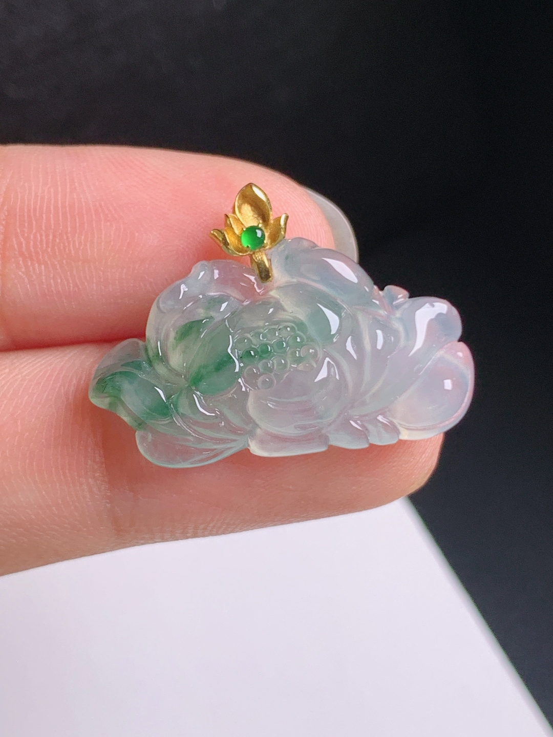 冰种飘绿莲花吊坠，冰润起光，花色灵动，温婉大气，清正雅致