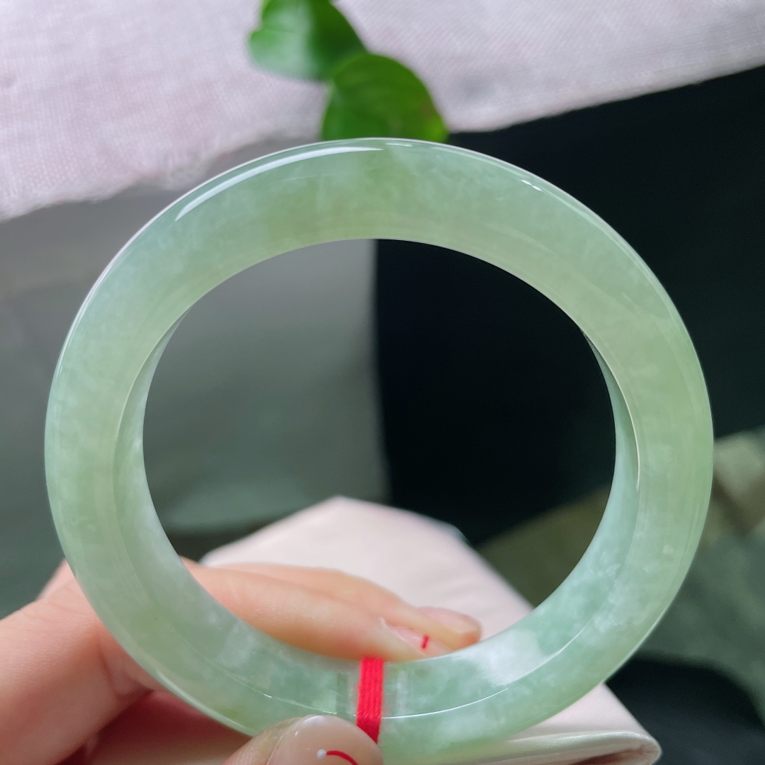 浅绿色正圈，无裂，油润湖水绿，质地柔和温润，低调耐看适配日常。ss54991a。