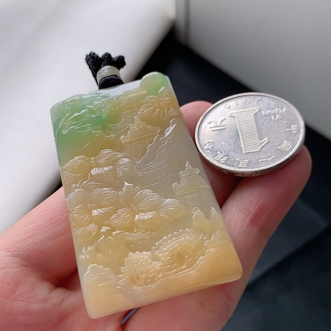 三彩山水牌挂件 种老水润，底子细腻，佩戴简单大方，货号109831，55.7-32.4-6.3