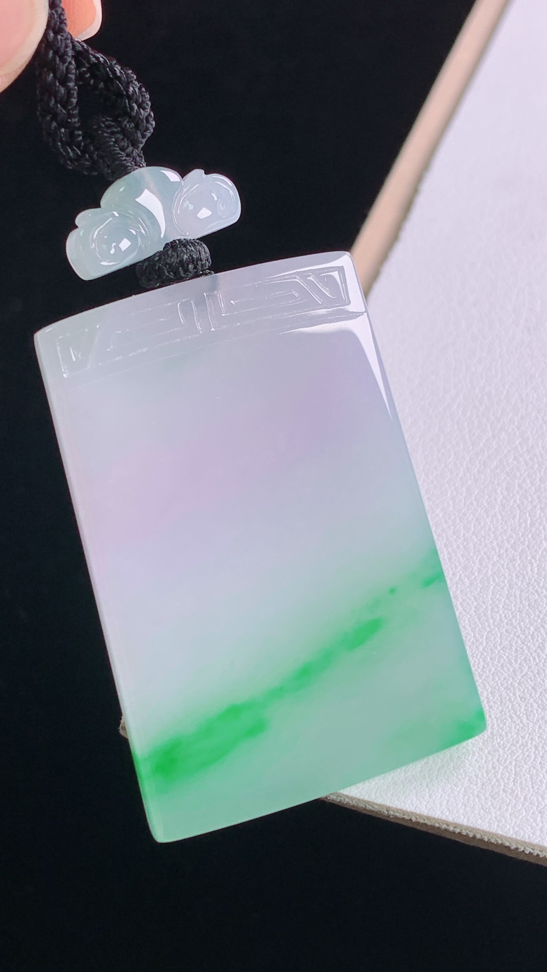 春彩仿古牌，色泽丰富，水润细腻，无裂，尺寸:45.6-31.0-4.0mm，29