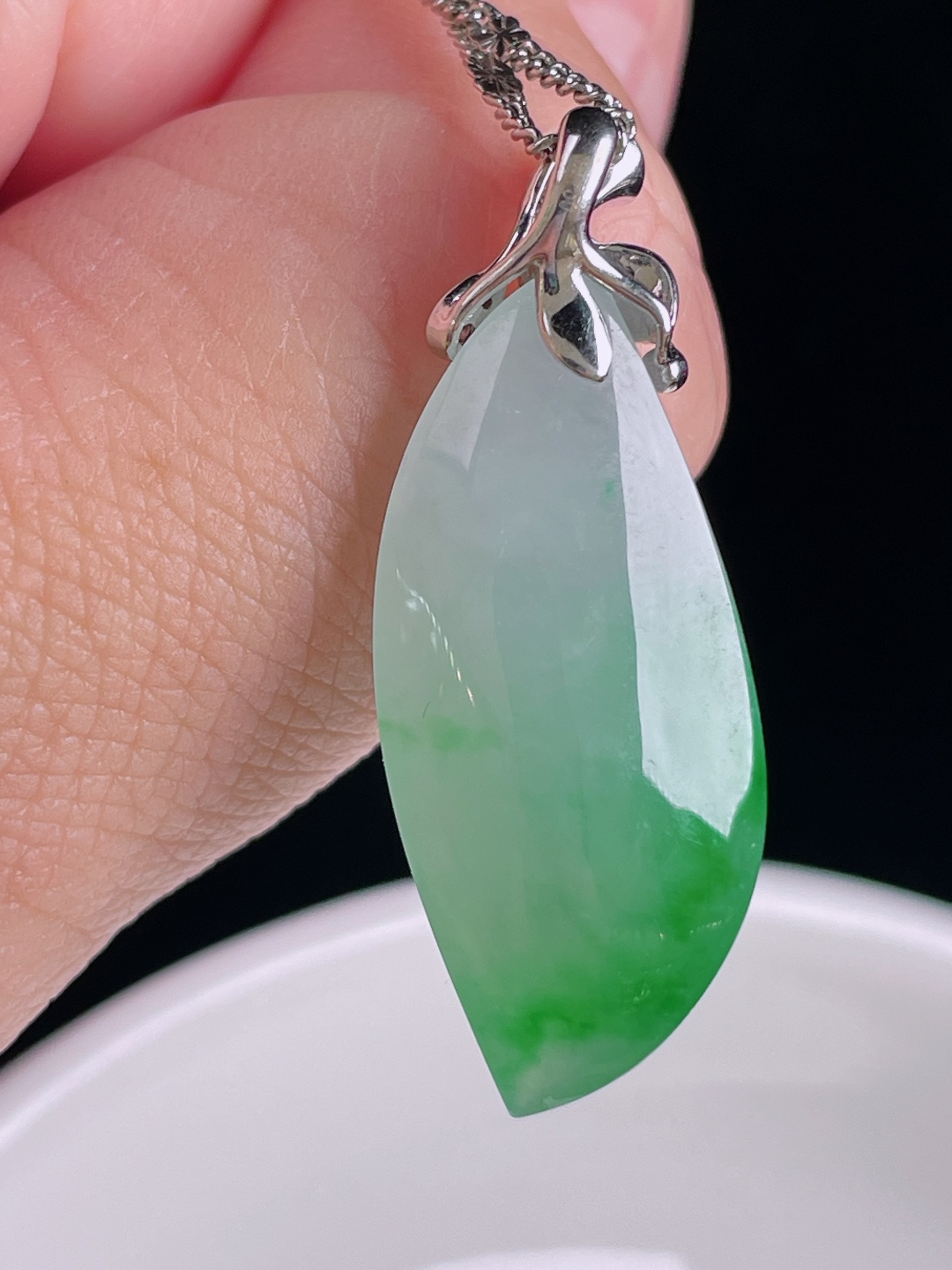 冰绿随形，18k镶嵌，老种起光，细底通透，尺寸：35.4裸石29.7/13/8mm0901