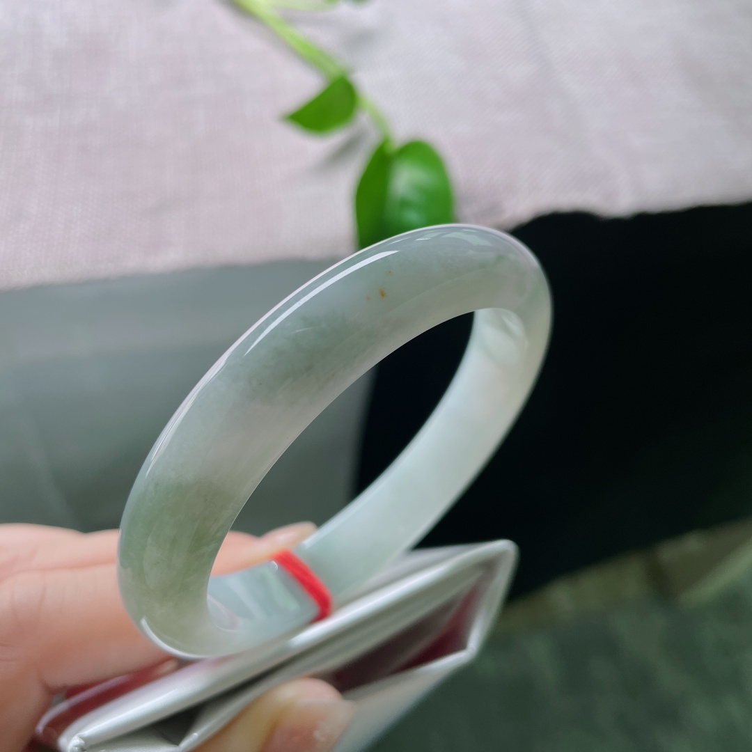 油绿底正圈，水润，肉质细腻，泰然自若，无裂，ss54675a