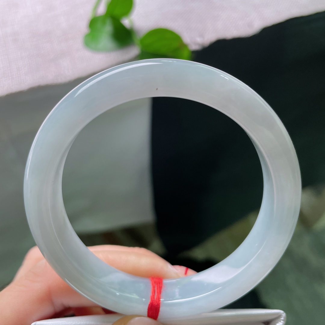 蓝底正圈，质地细腻莹润，简约清冷，素镯款式永不过时，低调显气质，带一点杂质。ss51590a