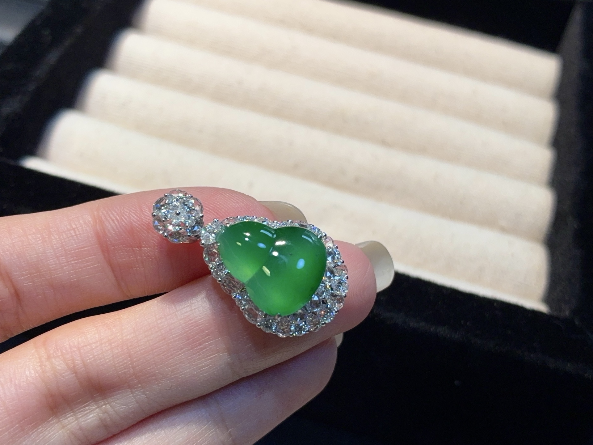 ️【18K金镶嵌绿葫芦吊坠】尺寸：27.5×15.7×10.6 裸石14.7×12.6×3.8，翠