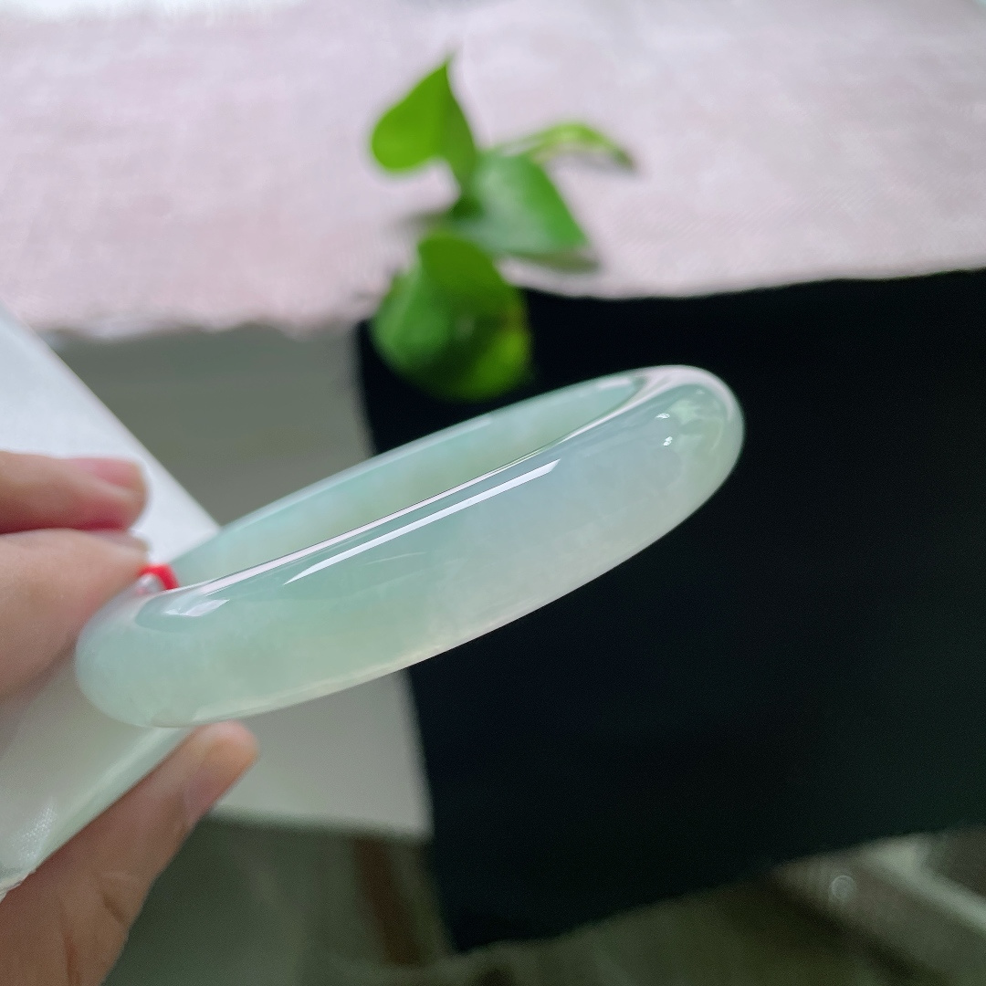 绿底正圈，有棉线，满圈匀色，种水细腻柔和，上手温婉秀气，色调清新不沉闷。ss55818a