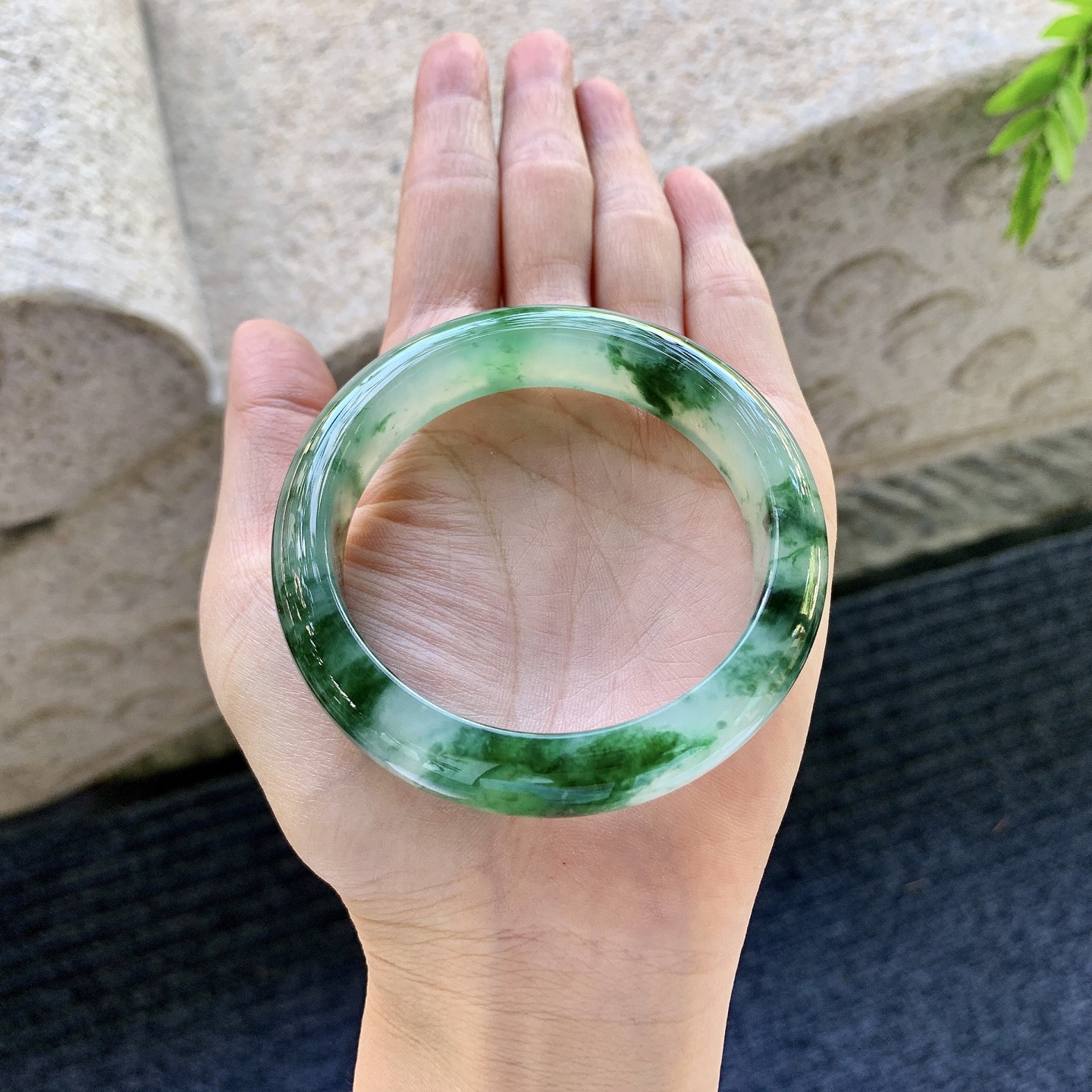 正圈53 54，圈口54.6/13.4/8.2，编码Q5090211，冰糯绿花，水润，种老，细腻，打