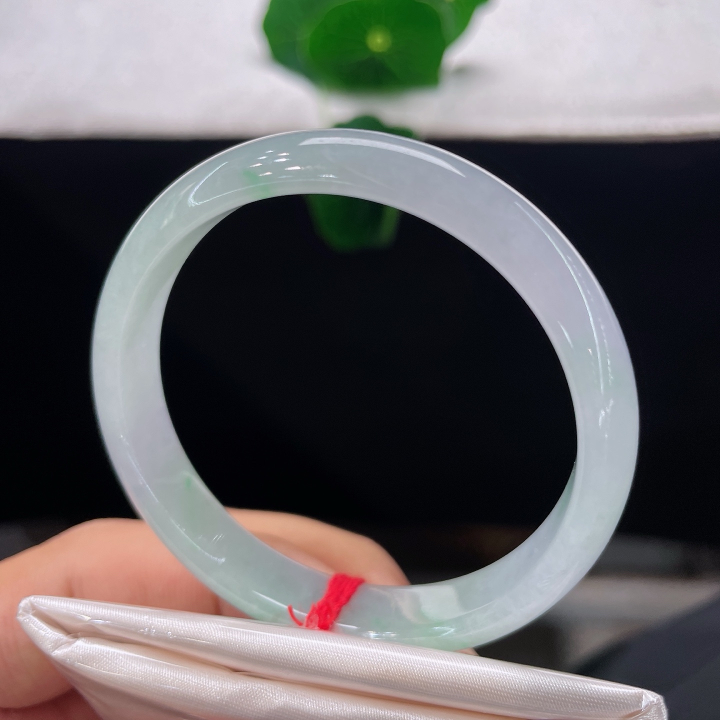 翡翠手镯 圈口52.4/10.5/5.8，晴底飘绿花正圈，52/53可戴，淡晴底色温润通透，无裂