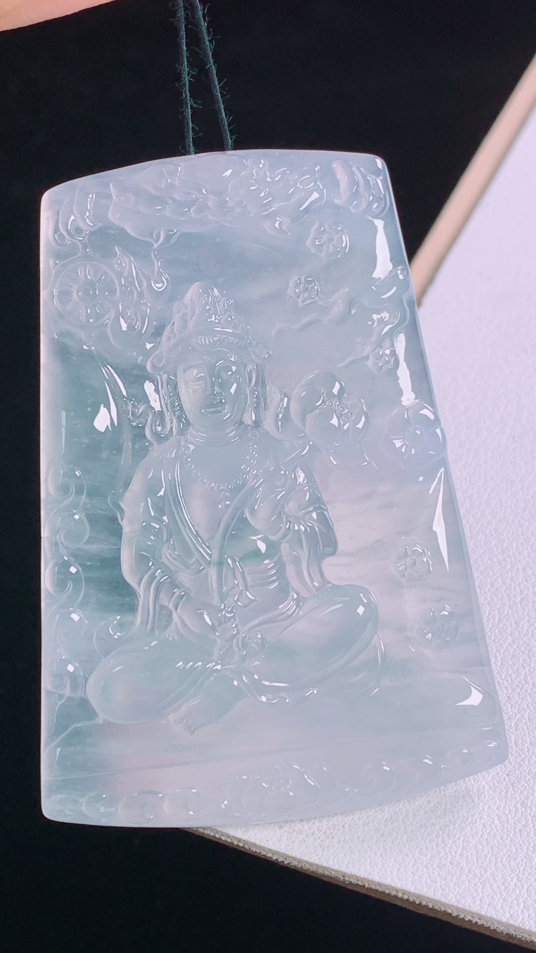高冰飘花大势至菩萨,冰透起光，花色灵动，无裂,尺寸:65.6-46.0-5.9mm 29