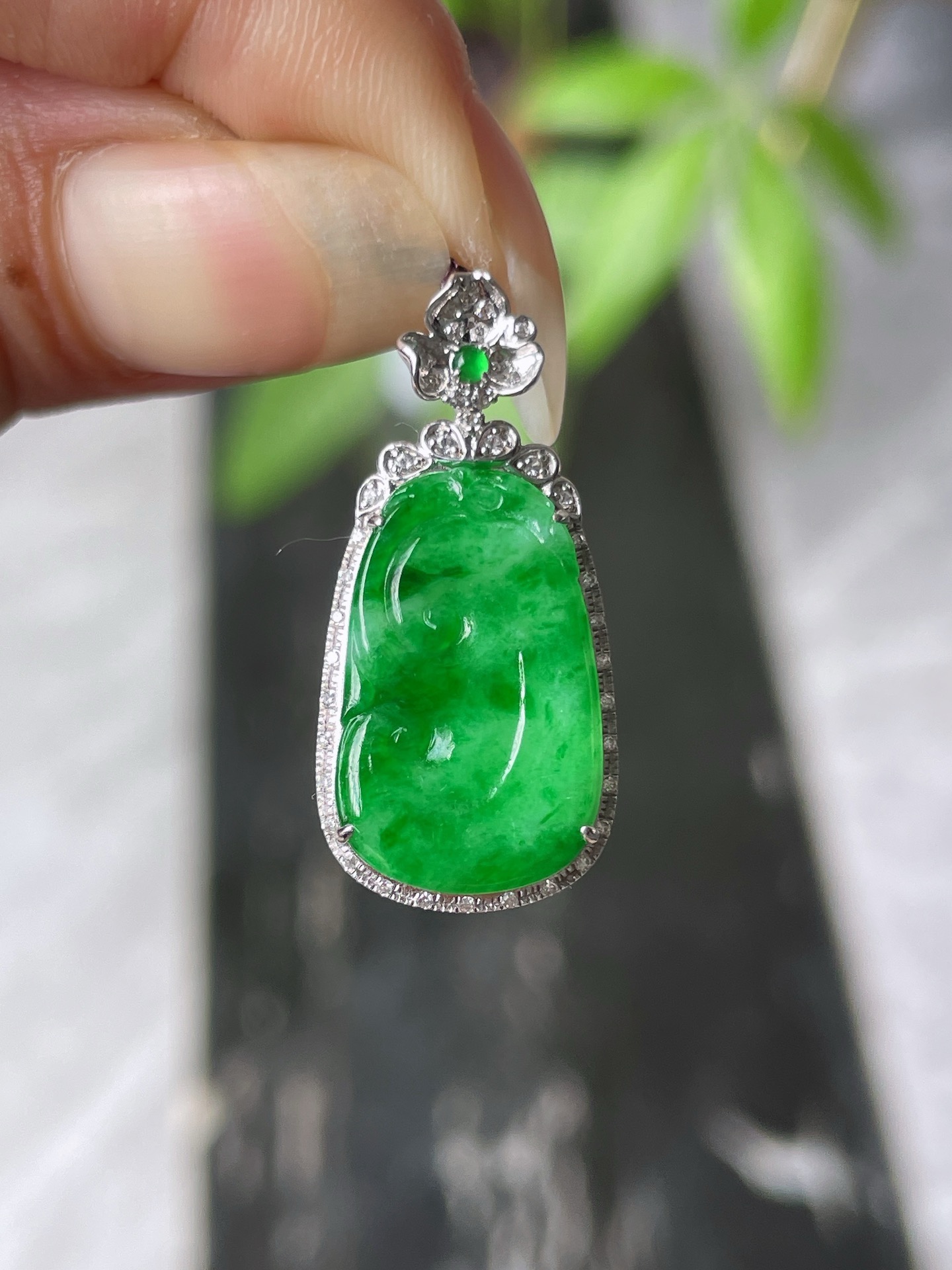 18k金钻镶阳绿如意,整28.3-13.4-4.8mm,裸19-11.6mm,A34-889