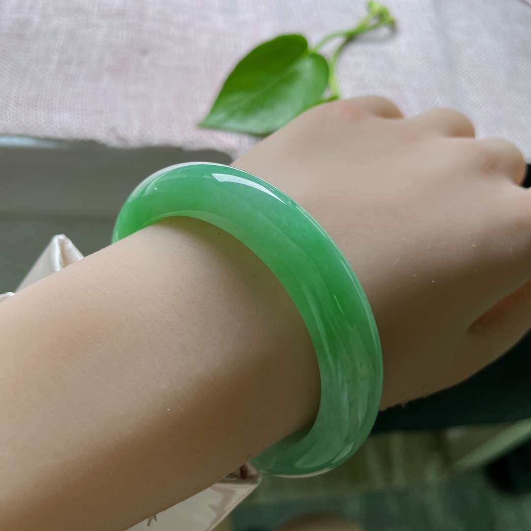 绿底正圈，水润细腻，婉间一抹绿，沉静而有力量，贵气，有点沙眼，无裂，ss56654a