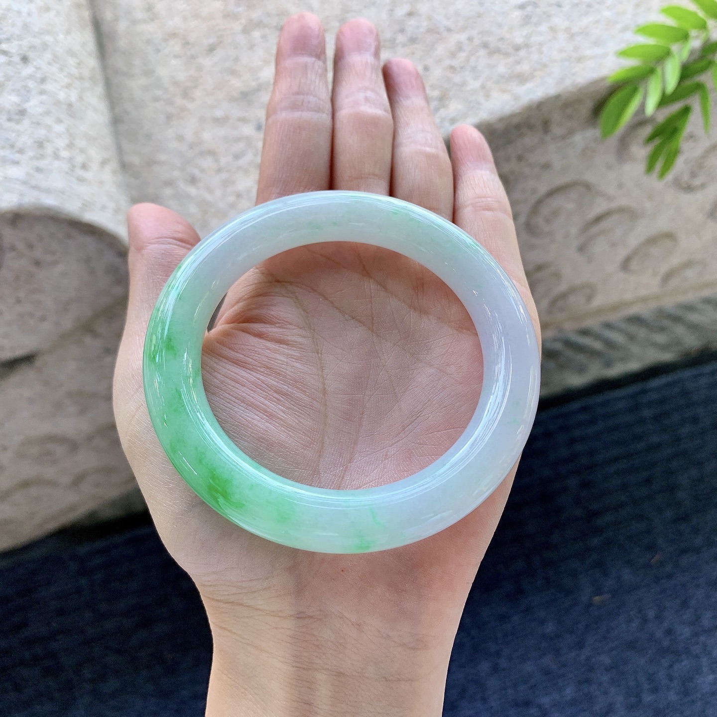 圆条55 56，圈口56/10.4/10.7，编码A3090201，细糯飘阳绿，水润，种老，细腻，无裂。
