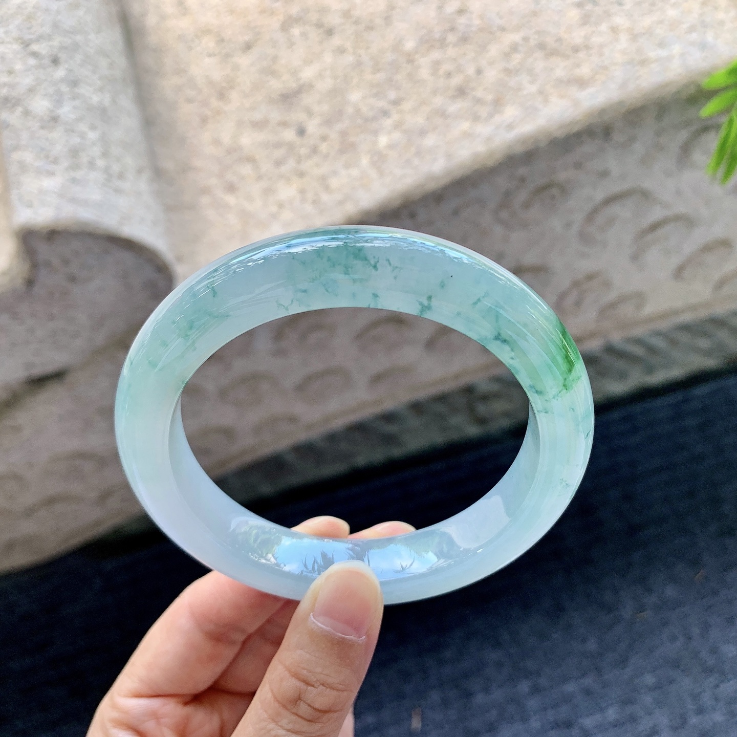 正圈61 62，圈口62.8/12.4/10，编码T1090208，描述冰糯飘花，水润，种老，细腻，打灯有棉纹