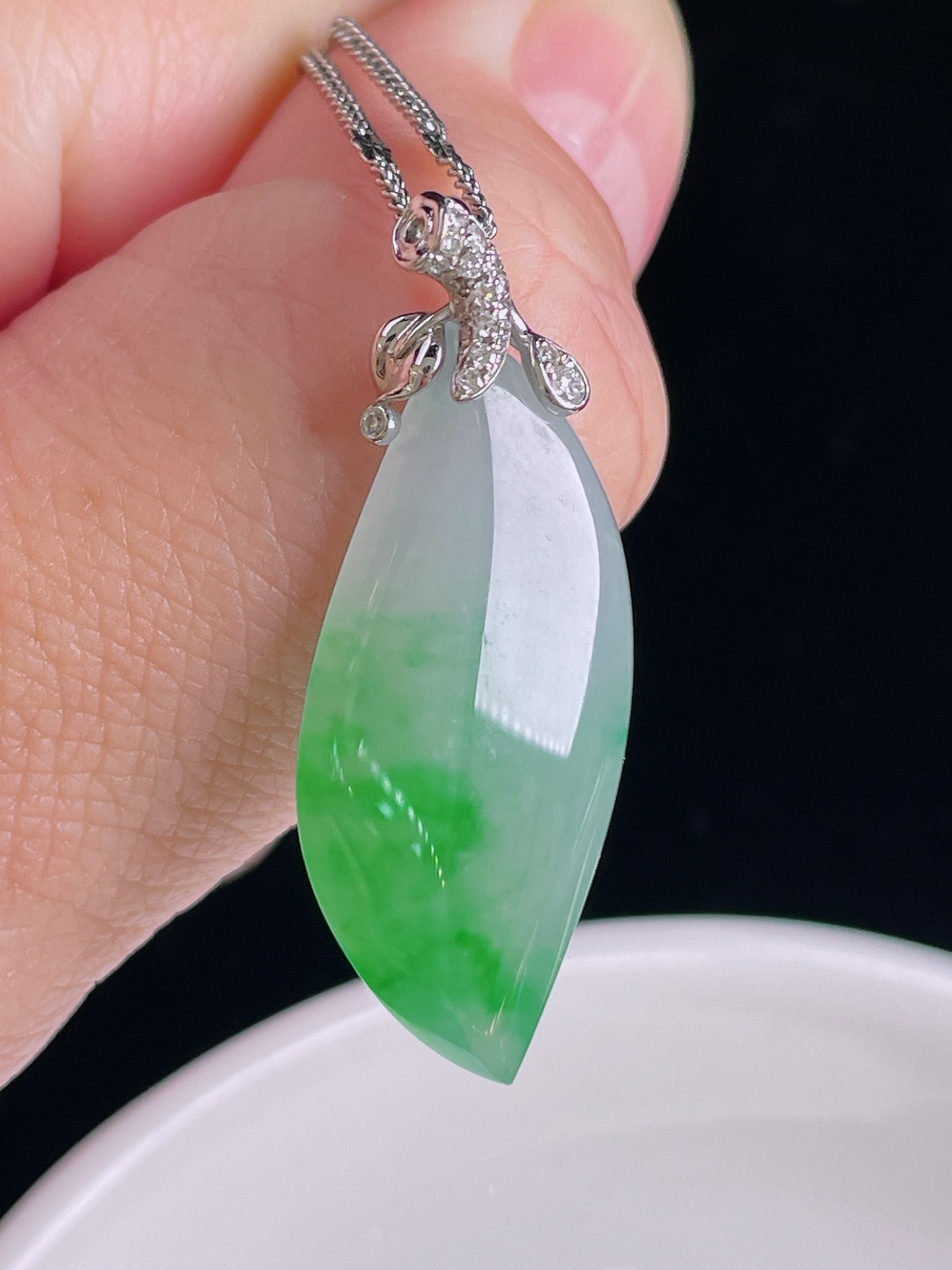冰绿随形，18k镶嵌，老种起光，细底通透，尺寸：35.4裸石29.7/13/8mm0901