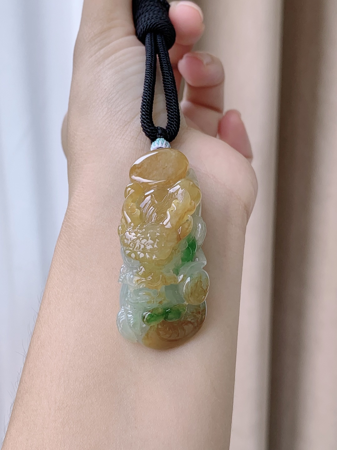 冰黄加绿大龙牌飘阳绿花大龙牌吊坠，缅料，性比高，无裂，鸡油黄，飘花，超厚，53.8-23.2-19.4，40克