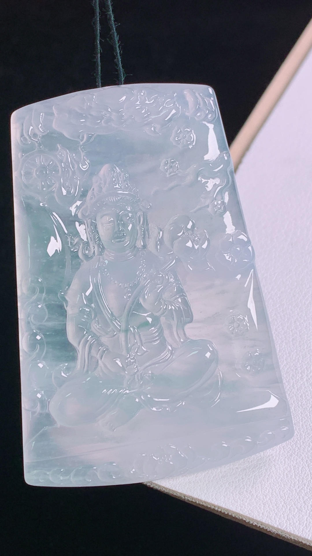 高冰飘花大势至菩萨,冰透起光，花色灵动，无裂,尺寸:65.6-46.0-5.9mm 29
