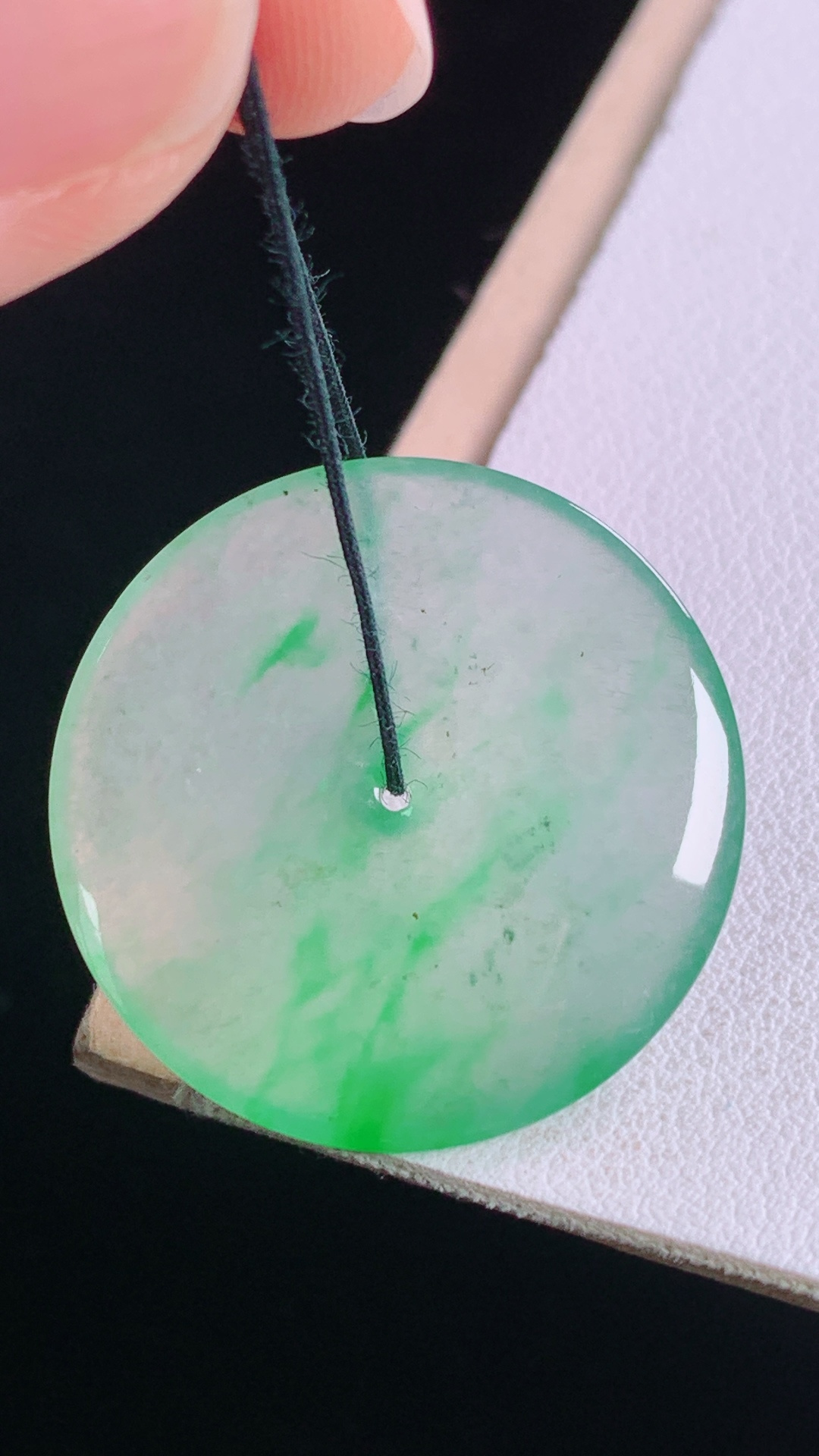 冰飘绿平安扣，翠色灵动，清透起光，无裂，尺寸:26.9-4.0mm
