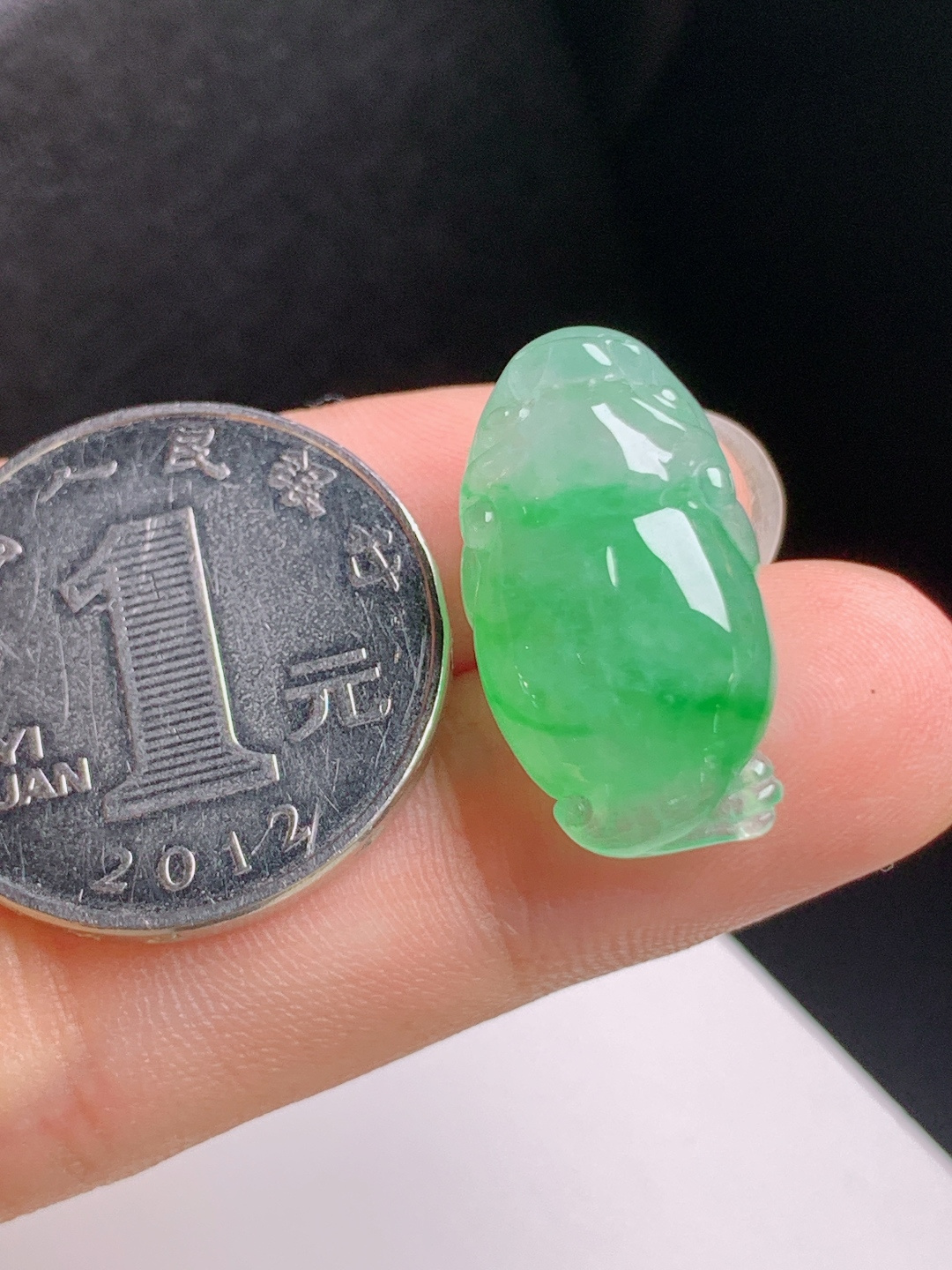 冰飘绿金蟾，翠色鲜亮，雕工精致，招财纳福
