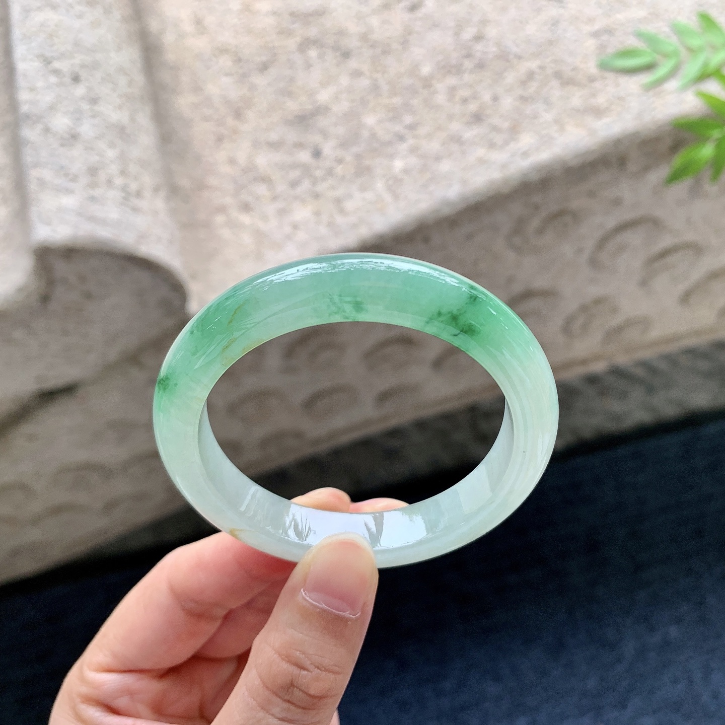 正圈49 50，圈口50.1/10/7.7，编码A1083170，糯冰飘绿，水润，种老，细腻，有纹线