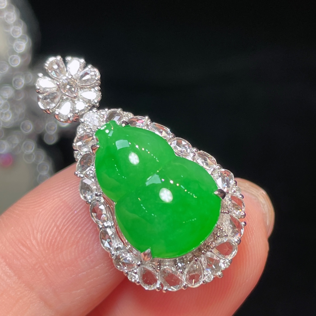 翡翠A货 葫芦吊坠，阳绿满色，料子冰润细腻，种老起光，18k金镶真钻，上身佩戴效果很好，尺寸如图，30.3-16-12.7