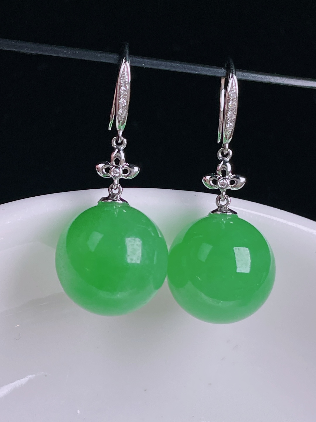 ️阳绿圆珠耳坠，18k镶嵌，老种起光，细底通透，尺寸：裸石12.6mm0901