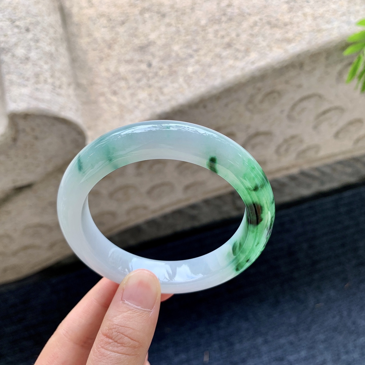 正圈55 56，圈口56.6/12.3/9.4，编码WW090223，糯冰飘辣绿，水润，种老，细腻，无裂。