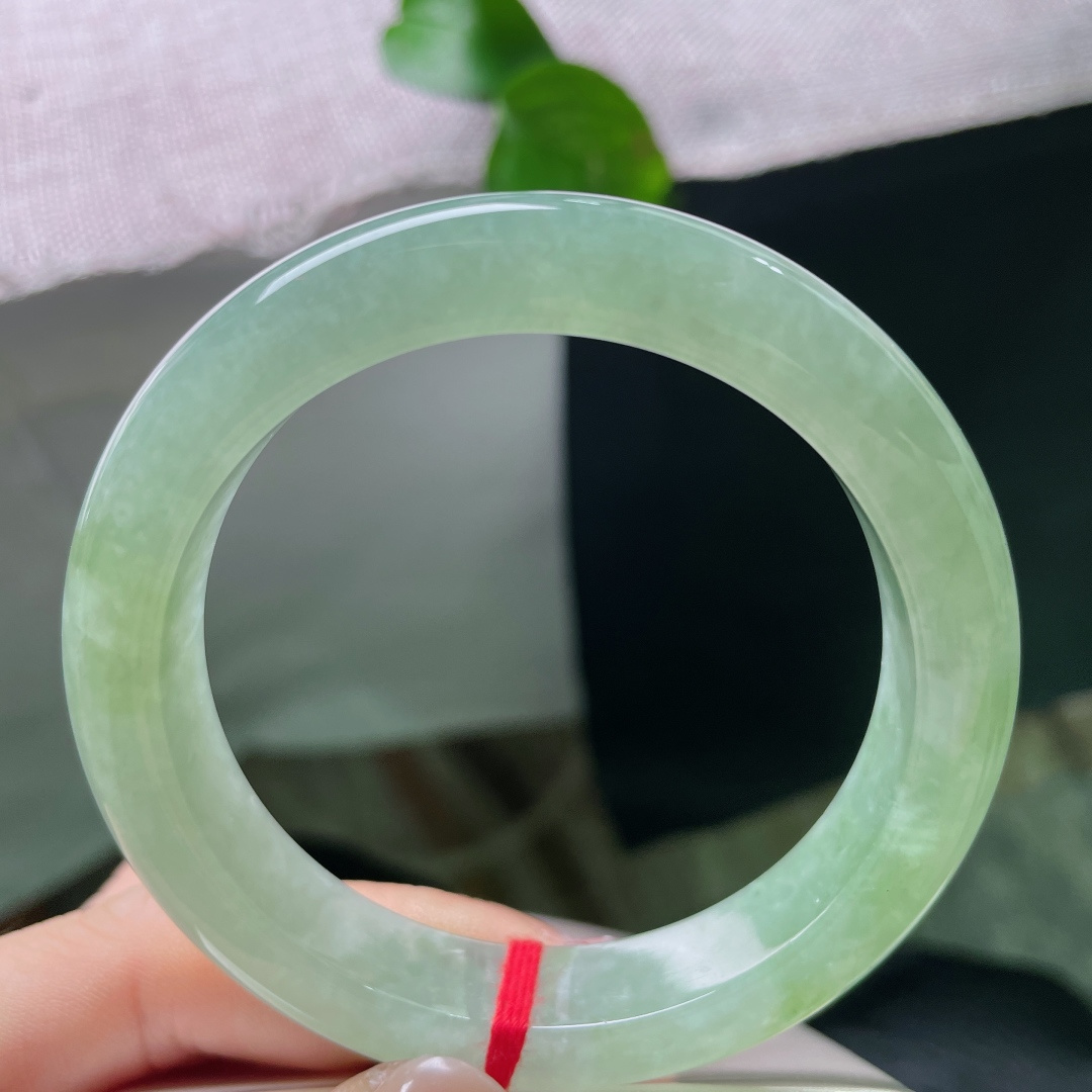 浅绿色正圈，无裂，油润湖水绿，质地柔和温润，低调耐看适配日常。ss54991a。