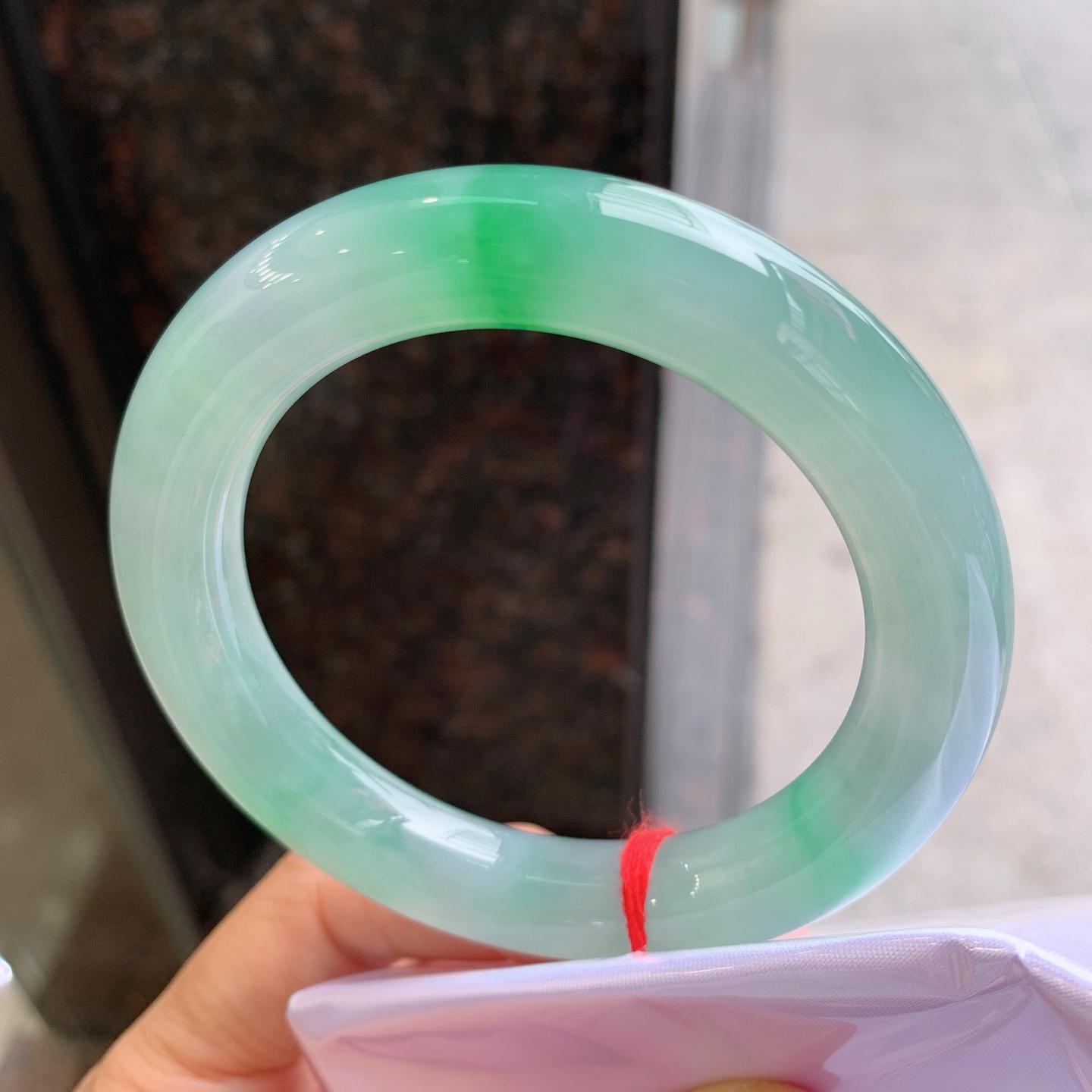 圆条冰飘绿，有一颗黑点，尺寸：57.3/12，冰润