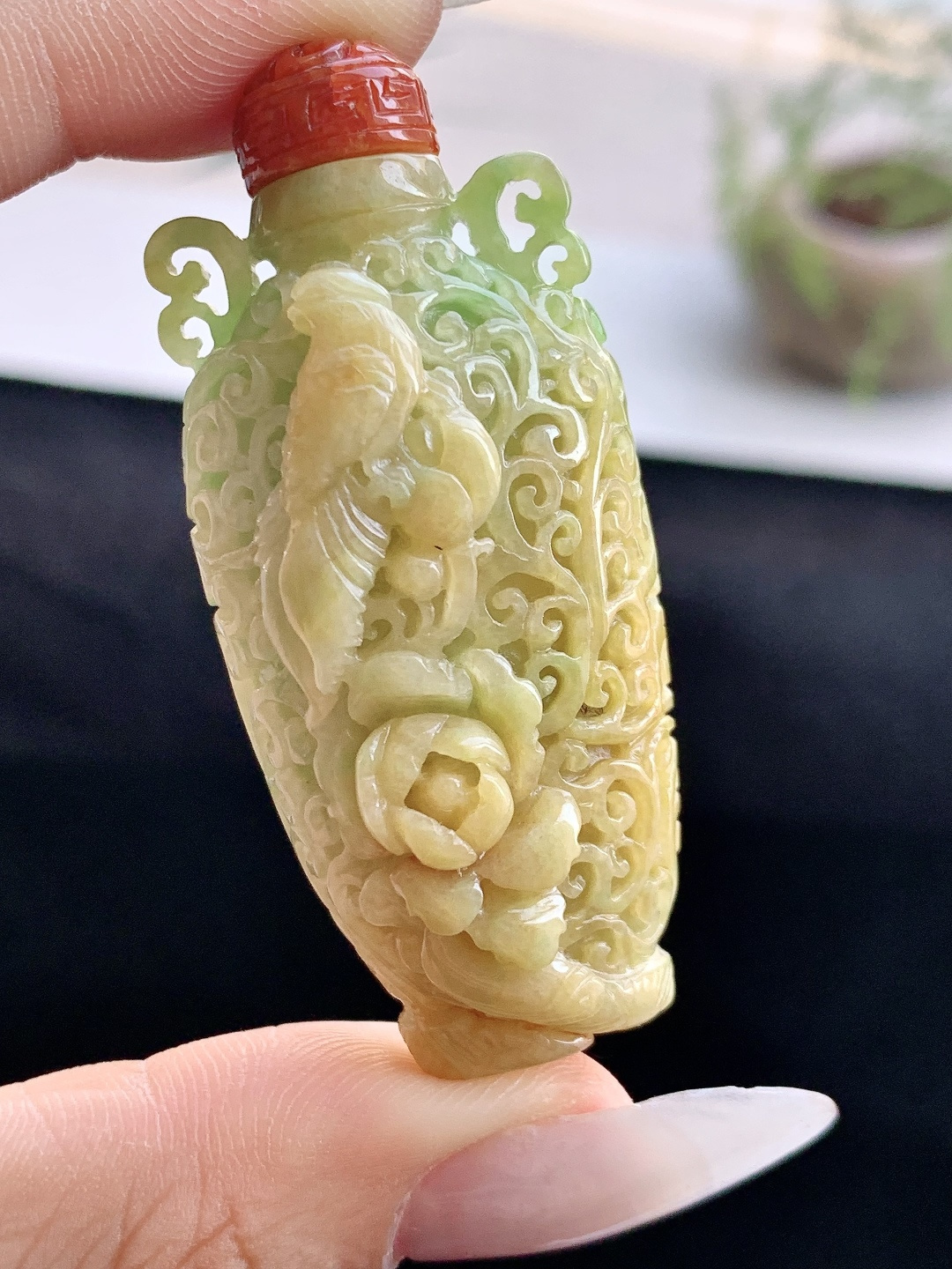 糯冰黄加绿喜上眉梢瓶子手把件,缅料,性比高,超厚,尺寸57.2-25.5-16.5,重量32.7克
