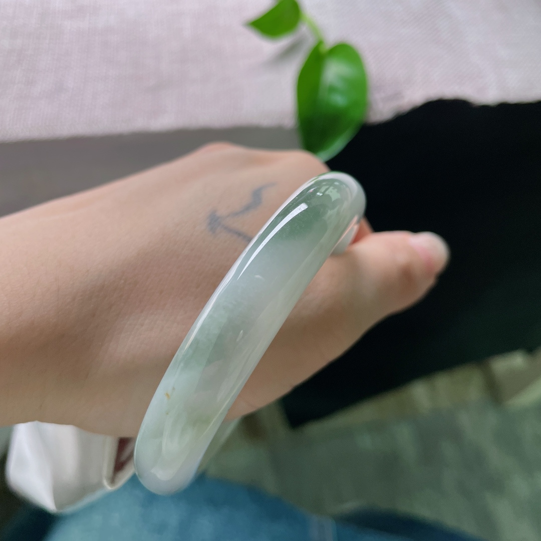 油绿底正圈，水润，肉质细腻，泰然自若，无裂，ss54675a