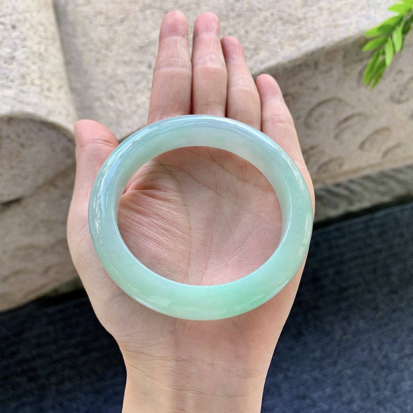 正圈55 56，圈口56.9/12/8.9，编码GL090246，描述细糯飘绿，水润，种老，细腻，无裂。