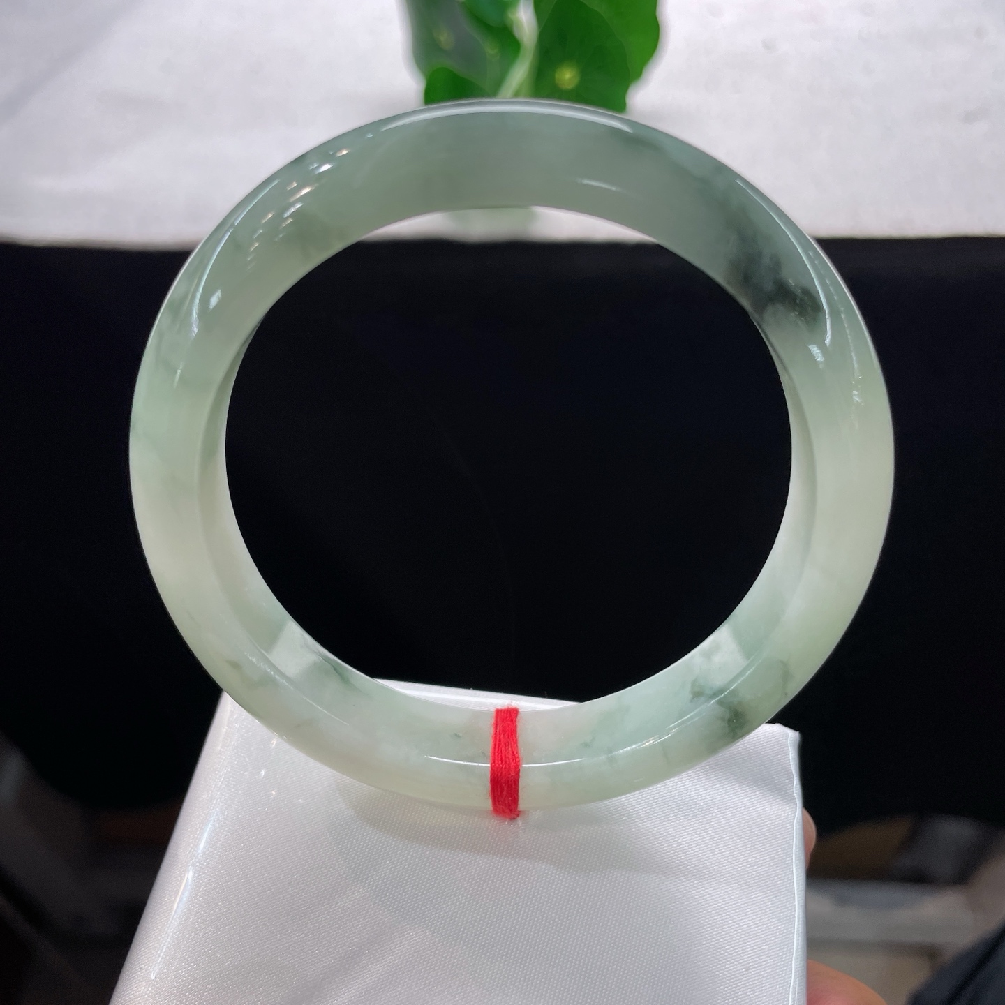 翡翠手镯 圈口58.7/11.7/8，飘花正圈，58/59可戴，仿若薄雾绕林，冰肌清透莹润。墨色飘花