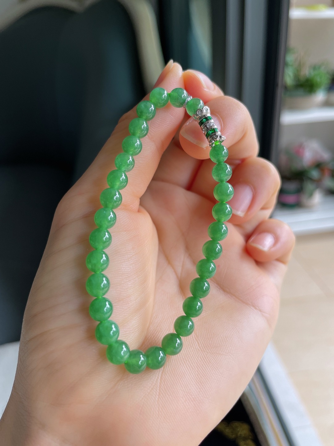 ️，缅甸天然翡翠A货，冰满绿手串，尺寸：5.7mm。【编4602】