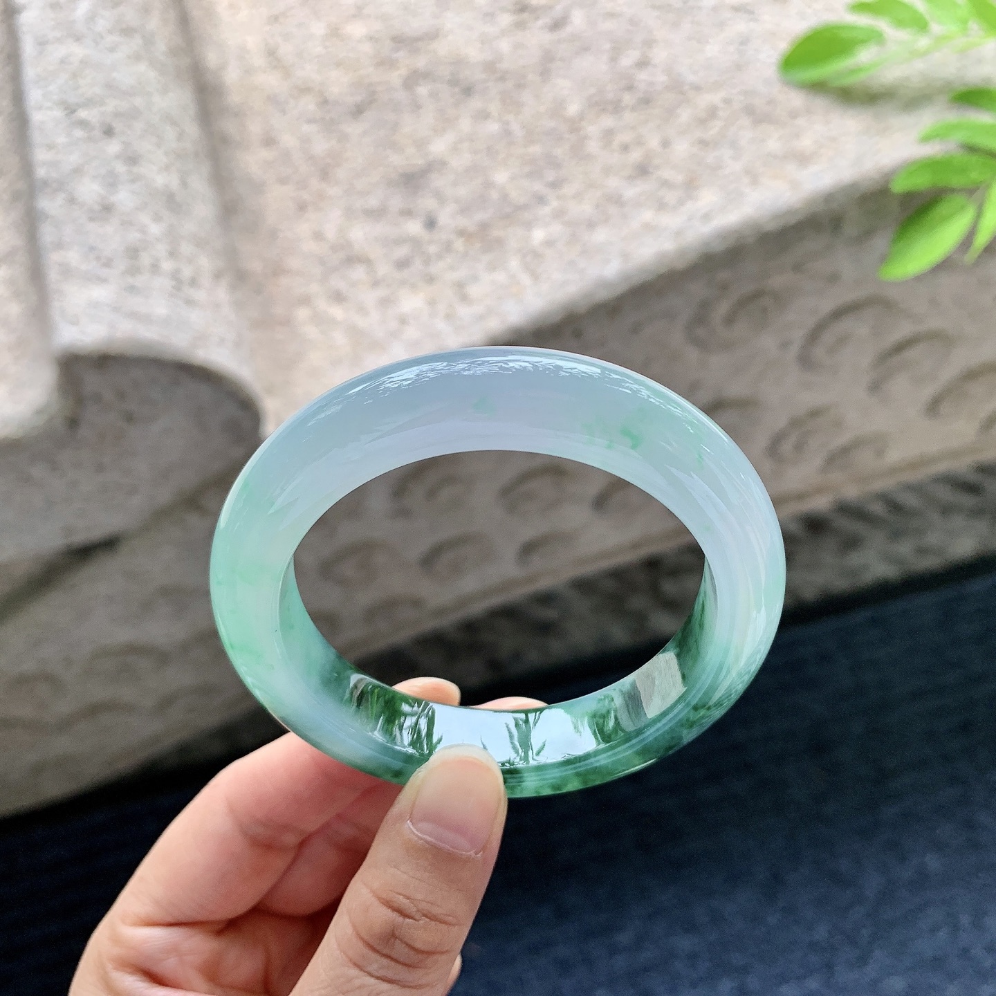 正圈54 55，圈口55/12.2/9.3，编码BA090277，描述冰糯飘辣绿，水润，种老，细腻，有棉絮