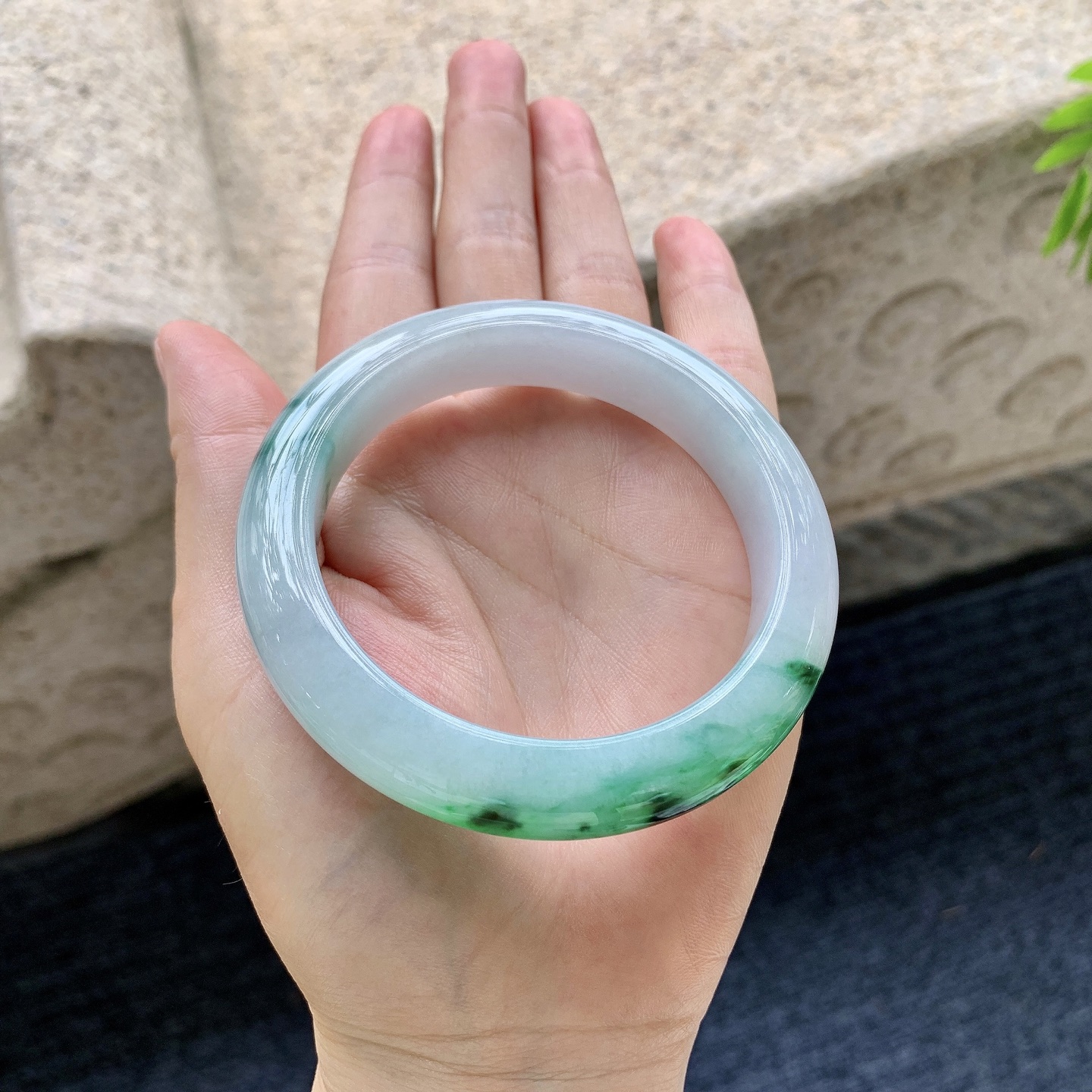 正圈55 56，圈口56.6/12.3/9.4，编码WW090223，糯冰飘辣绿，水润，种老，细腻，无裂。
