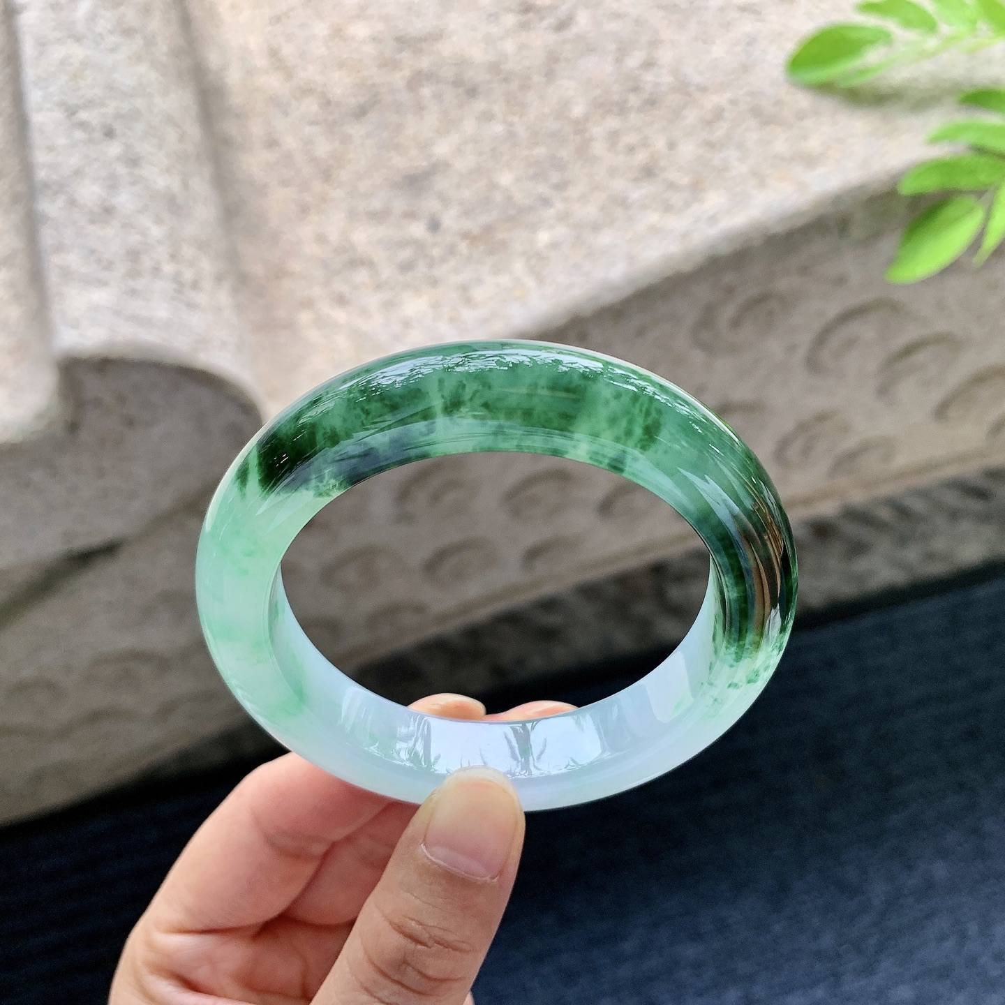 正圈54 55，圈口55/12.2/9.3，编码BA090277，描述冰糯飘辣绿，水润，种老，细腻，有棉絮