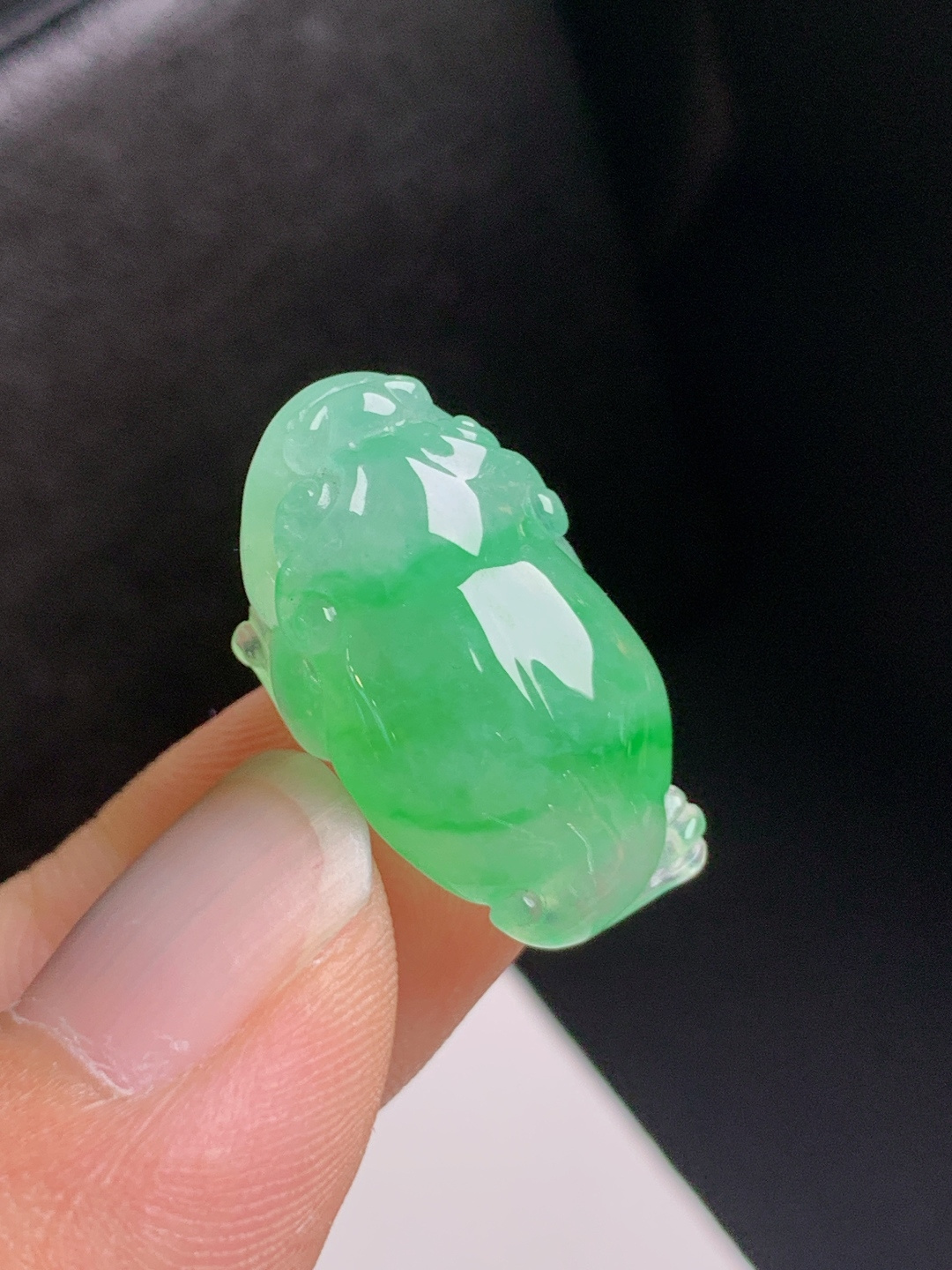 冰飘绿金蟾，翠色鲜亮，雕工精致，招财纳福