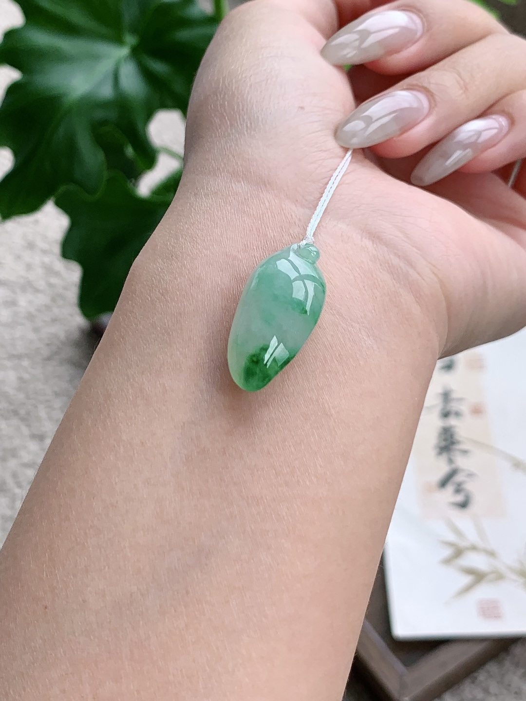 糯冰飘绿花福瓜吊坠,缅料 性比高 厚装 飘花,尺寸26.4-13-7.1,重量4克