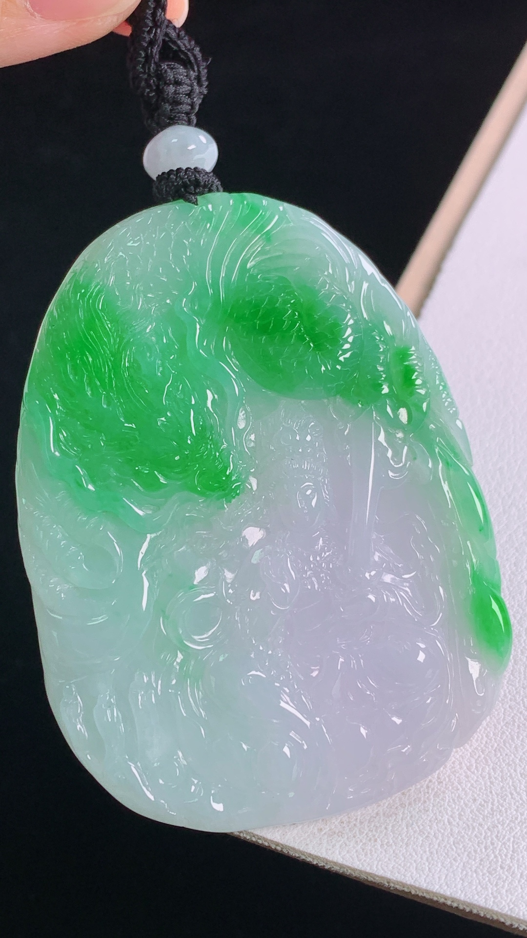 冰飘绿御龙观音，色泽明艳，底子细腻，无裂，尺寸:59.6-44.3-5.6mm，29